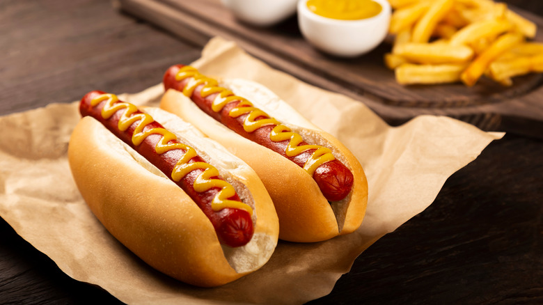 Hot Dogs & Beyond: A Comprehensive Guide to America’s Favorite Food